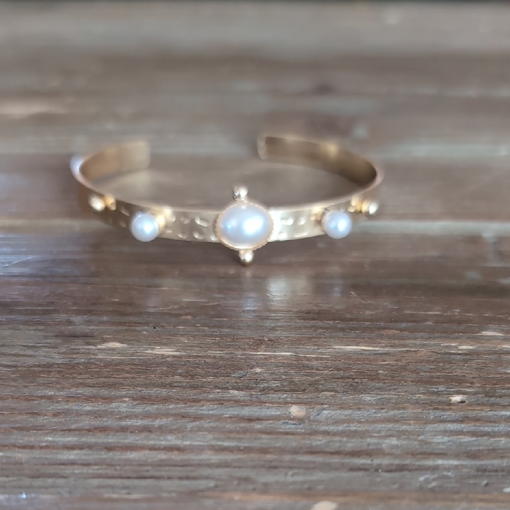 Elegant Gold Bracelet with Pearlescent Accents